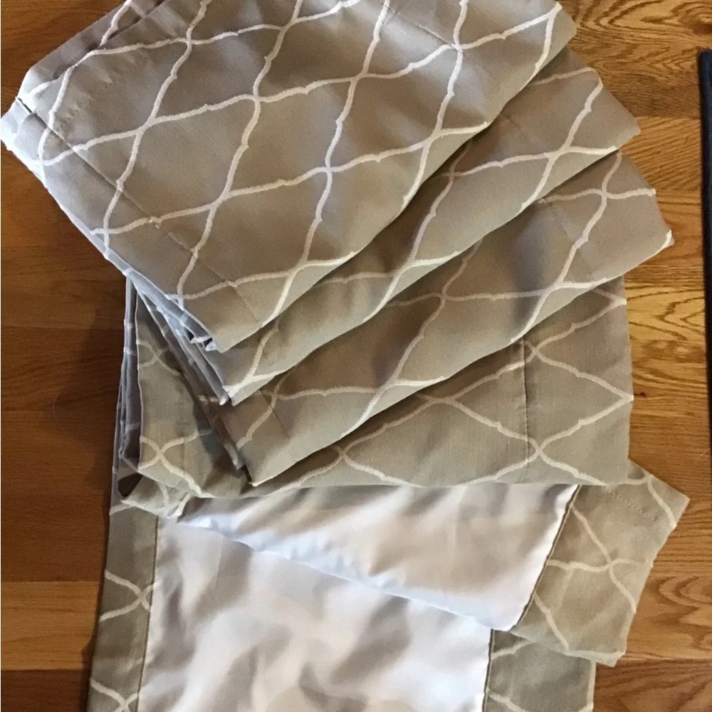 jCPenny drapes a total of 7 there are 5 valances and 2 drapes